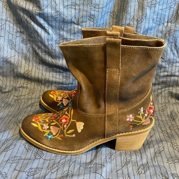 Andre Assous suede embroidered ankle cowboy boots like new 8 - Picture 5 of 8
